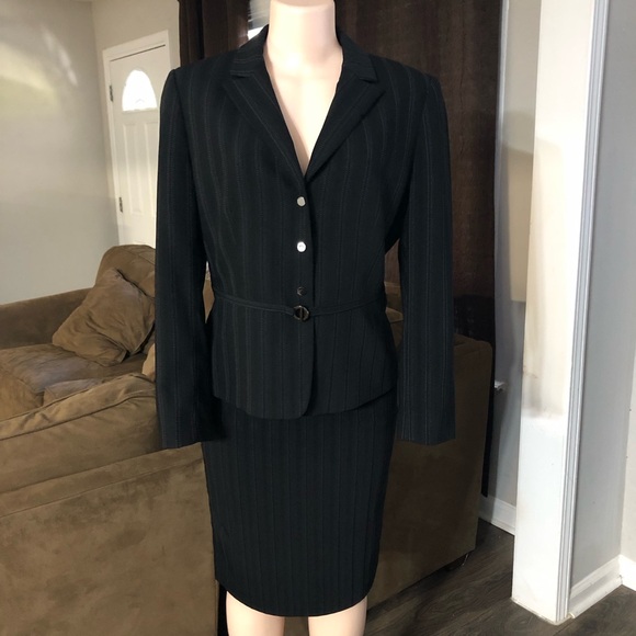 Tahari Suit Blazer Skirt Woman size 6 & 10 p Black stripe professional classy - Picture 1 of 16